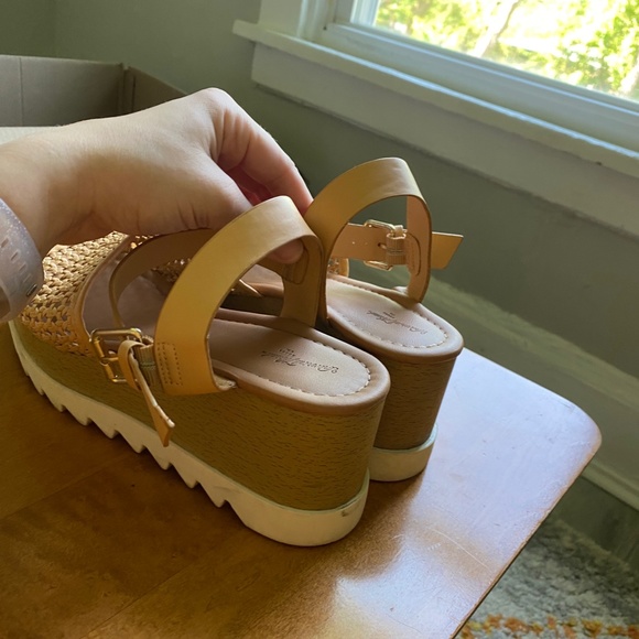 Universal Thread Tan Platform Sandals - Picture 5 of 6